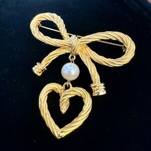 Heart Shaped Pearl Bow Brooch Pin Twisted Ribbon Romantic Costume Jewelry